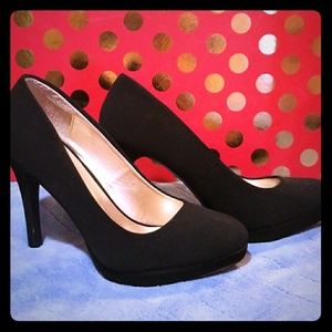 Black pumps